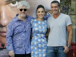 Pedro Almodóvar, Elena Anaya y Antonio Banderas posan en Madrid para en la presentación de ''La piel que habito''. EFE  /