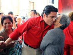 En un evento multitudinario, el alcalde Aristóteles Sandoval comenzó con el programa en apoyo a los adultos mayores. E. BARRERA.  /