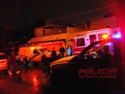 Los bomberos de Guadalajara controlaron las llamas evitando que éstas consumieran todo el inmueble. O. RUVALCABA.  /