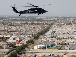 Un helicóptero de la Policía Federal patrulla hoy Monterrey como parte del reforzamiento de seguridad tras el ataque al casino. REUTERS  /