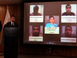 El gobernador de Nuevo León, Rodrigo Medina, muestra las fotografías de los cinco detenidos por el incedio en el casino. EL UNIVERSAL  /