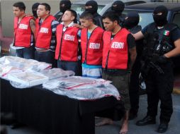 Los hombres detenidos fueron presentados a los medios esta mañana. EFE  /