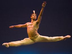 El bailarín se ha beneficiado en los últimos meses de una excepcional publicidad por parte de los medios oficiales cubanos. ESPECIAL  /