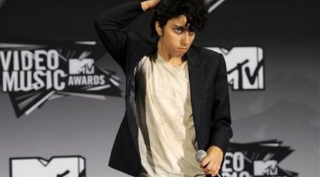 Gaga abrió la entrega de los premios MTV transformada en un hombre, su alter ego ‘Joe Calderone’. AP  /