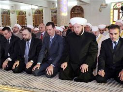 Bashar Al Assad, rezando en el primer día del Eid al-Fitr en Siria. EFE  /