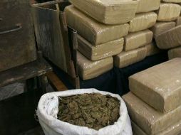 Los dos detenidos y la droga, así como el vehículo fueron puestos a disposición de las autoridades. ARCHIVO  /