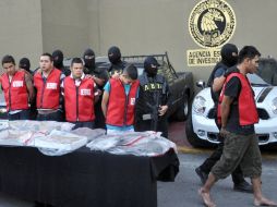 Esta mañana presentaron a los cinco detenidos por el ataque al casino Royale en Monterrey; habría otros siete implicados. AFP  /