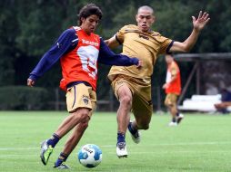El volante de Pumas, Carlos Orrantia (i), durante sesión de entrenamiento. MEXSPORT  /