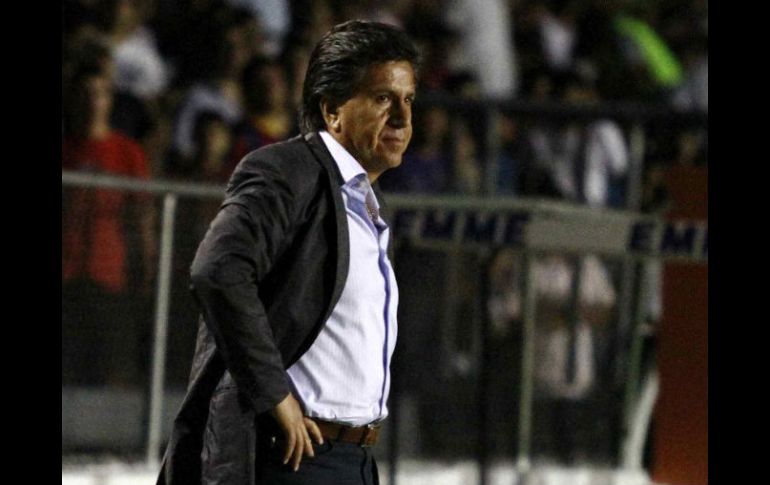 El técnico 'emplumado' durante el juego de 'sus' Estudiantes contra Atlante. MEXSPORT  /