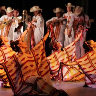 El Ballet Folklórico de México recibe los restos mortales de su directora