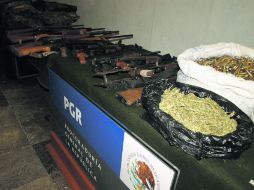 El arsenal, compuesto por armas, cartuchos, cargadores y droga, quedó a disposición del fiscal de la Federación. M. PATIÑO  /