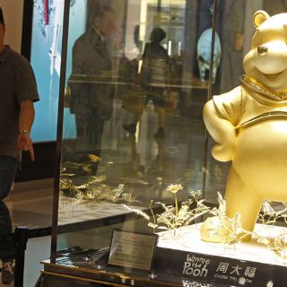 Presentan el Winnie Pooh de oro más grande del mundo