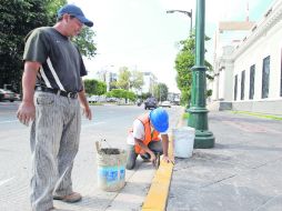 Trabajadores finalizan los últimos detalles de la vialidad Enrique Díaz de León. E. BARRERA  /