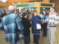 Personas hacen fila para pagar el impuesto predial, en Zapopan. EL INFORMADOR  /