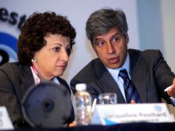 Jacqueline Peschard, comisionada presidenta del IFAI, conversa con David Calderón, director de Mexicanos Primero. NTX  /