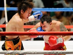 Hugo Cázares enfrenta a Tomonobu Shimizu durante el Mundial de supermosca de la AMB. AFP  /
