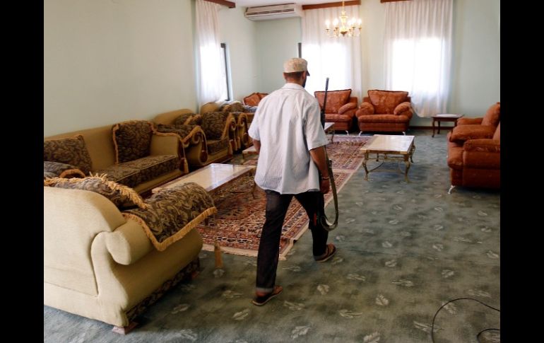 Un rebelde camina dentro de la lujosa granja abandonada de Gadhafi hoy, en Libia. REUTERS  /