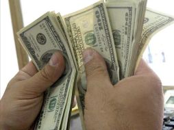 El dólar se vende en un precio máximo de 12.55 pesos, ocho centavos menos respecto al cierre de sesión. ESPECIAL  /