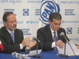 El último en dejar la carrera por la candidatura panista fue el secretario de Educación federal, Alonso Lujambio (d). NOTIMEX  /