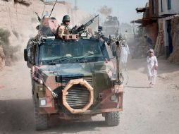Un vehículo militar patrulla hoy en las calles de Afganistán. EFE  /