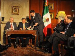 El convenio donde se formalizó la invitación fue firmado este miércoles en el Salón 'Pedro de Valdivia'. Cortesía FIL Guadalajara  /