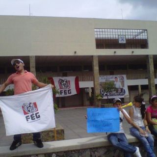 Estudiantes toman edificio de La Normal