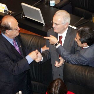 Labastida demanda prohibir funcionamiento de casinos en el país