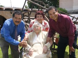 Elena Alcalá con sus hijos, Ricardo, Laura y Carlos Gómez Alcalá.  /