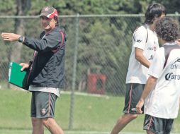 Rubén Omar Romano da instrucciones a sus jugadores durante la práctica rojinegra. MEXSPORT  /