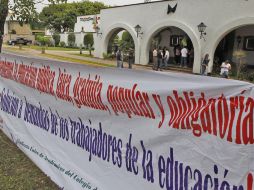 Un grupo de maestros del COBAEJ exige se les pague su sueldo. S. NÚÑEZ  /
