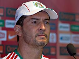El técnico de la Selección mexicana, José Manuel de la Torre, durante rueda de prensa en Varsovia. MEXSPORT  /