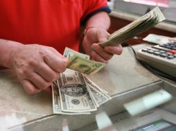 Este jueves el peso mexicano se valorizó en 0.40%.  ARCHIVO.  /