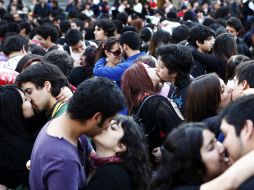 arejas participan en el 'besatón' mundial por la educación convocada hoy. EFE  /