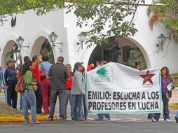 Maestros del Colegio de Bachilleres expusieron sus demandas afuera de Casa Jalisco. S. NÚÑEZ.  /