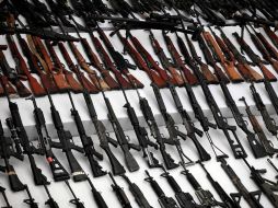 Una jueza de EU rechazó el pedido de bloquear de forma temporal reglas que los obligan a informar sobre la venta de rifles. ARCHIVO  /