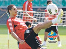 Javier ''Chicharito'' Hernández controla un esférico durante la práctica de tenis-balón, ayer en Varsovia. MEXSPORT  /