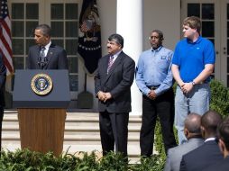 En la rosaleda de la Casa Blanca hoy, el presidente del Consejo de Empleo y Competitividad, Richard Trumka (der). EFE  /