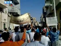 Un grupo de civiles protestan en Hama, Siria. EFE  /
