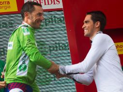 El ciclista español Alberto Contador, con Joaquin Rodriguez en su visita a los participantes de la Vuelta a España. AFP  /