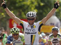 El corredor suizo Michael Albasini , conquista la etapa entre Sarria y Ponferrada. EFE  /