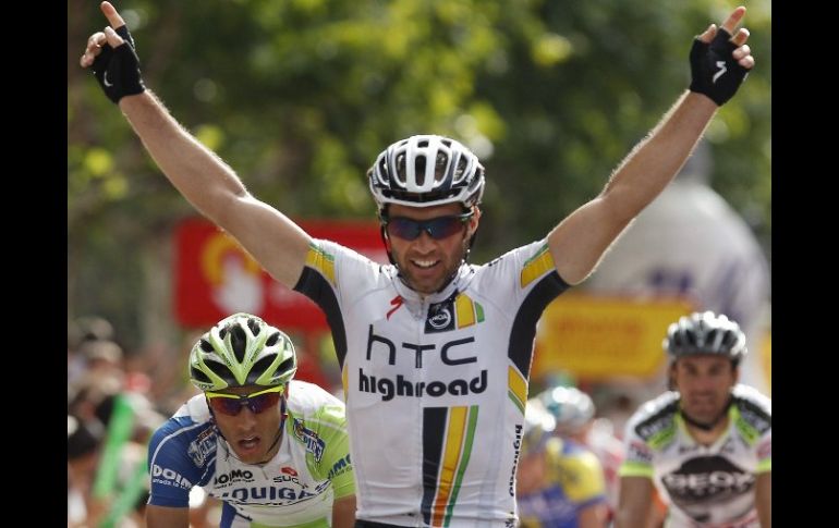 El corredor suizo Michael Albasini , conquista la etapa entre Sarria y Ponferrada. EFE  /