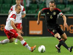 El jugador polaco Adrian Mierzejewski (i) disputa el balón con Gerardo Torrado (d) de México. EFE  /