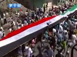 Sirios con la bandera nacional siria actual (roja, blanca y negra) y la antigua (verde, blanca y negra), durante una protesta . EFE  /