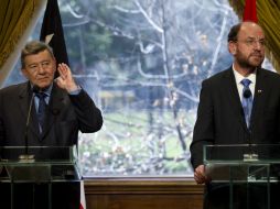Alfredo Moreno en una reunión con su homólogo peruano Rafael Roncagliolo. AP  /