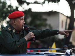 El mandatario agradece a centenares de simpatizantes que lo estaban esperando afuera del hospital. AP  /