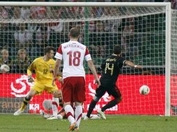 Momento en que Javier Hernández (14) anota el gol del empate para México. REUTERS  /