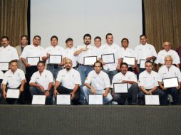 Choferes muestran su diploma, el cual acredita que completaron el curso en la Escuela para Conductores. E. BARRERA  /