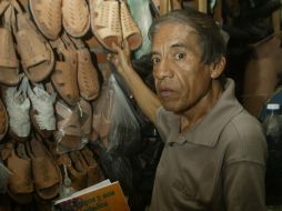 Juan Saucedo aprovecha cualquier momento para hacer sus diseños de huaraches. E. FLORES  /