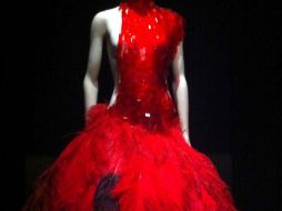 Pieza del diseñador Alexander McQueen, cuya exposición en el MoMa de Nueva York fue un hito. ESPECIAL  /