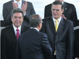 El jefe de Gobierno capitalino estrecha la mano al Presidente, un gesto que fue criticado en redes sociales. EFE  /